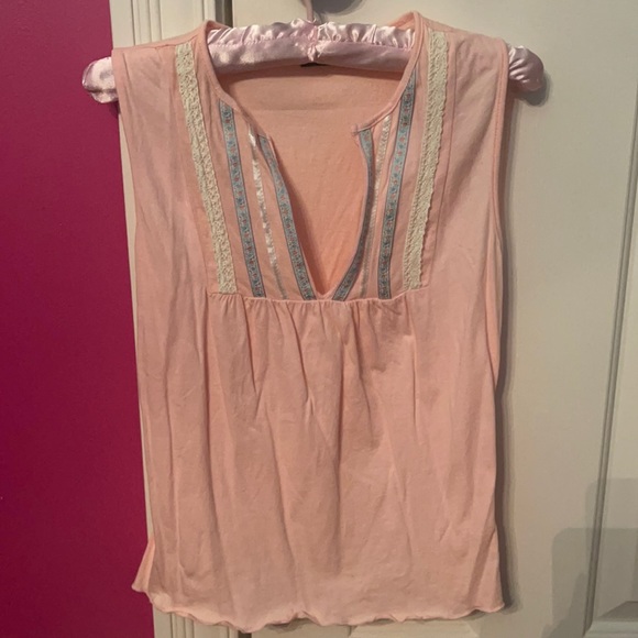 Sleeveless light pink top with embroidered flowers - Picture 1 of 3
